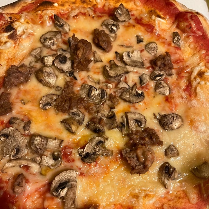 photo of Circolo Arci Le Cascine Pizza Funghi E Salsiccia Vegana shared by @auroratufaro on  23 Jan 2025 - review