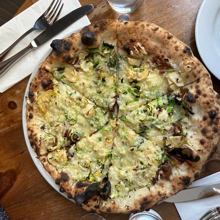 photo of Dellarocco's Vegan Pizza shared by @veganstamps on  03 Jan 2025 - review