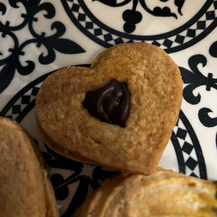 photo of Essenza Love Natural Food biscotto di pasta frolla con crema al cioccolato shared by @seitansistah on  12 Mar 2024 - review