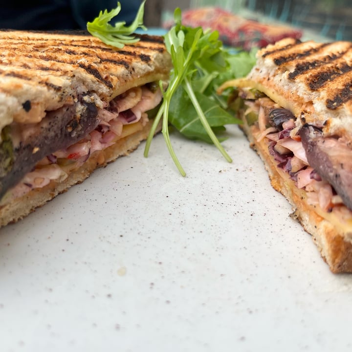 photo of Hula Juice Bar & Cafe Reuben toasted sandwich shared by @sianski on  08 Oct 2023 - review