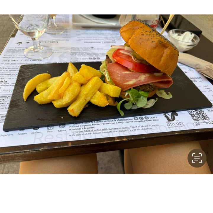 photo of Restaurante Hicuri Art Vegan hicuri hamburguesa shared by @doina on  03 Mar 2025 - review