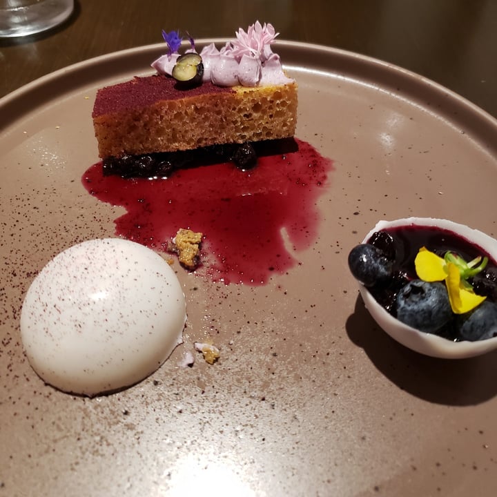 photo of SAUG.E cuisine végane Shortcake, génoise vanille citron, déclinaison de bleuets,  brume de chartreuse, chocolat blanc (spécial 2 ans) shared by @alexfoisy on  19 Sep 2023 - review