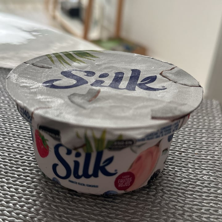 photo of Silk yogurt frutos rojos shared by @danagambini on  24 Nov 2023 - review