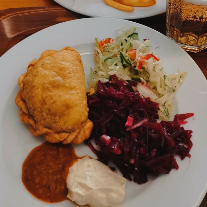photo of Vega Samosa z surówką, liśćmi sałat i 2 dipami shared by @shyimon on  16 Aug 2024 - review