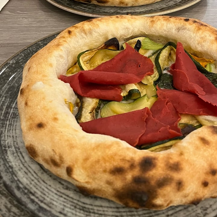 photo of Fuorigrotta Pizzeria Pizza “crudo e fiori di zucca vegan” shared by @vegantastecagliari on  18 Aug 2024 - review