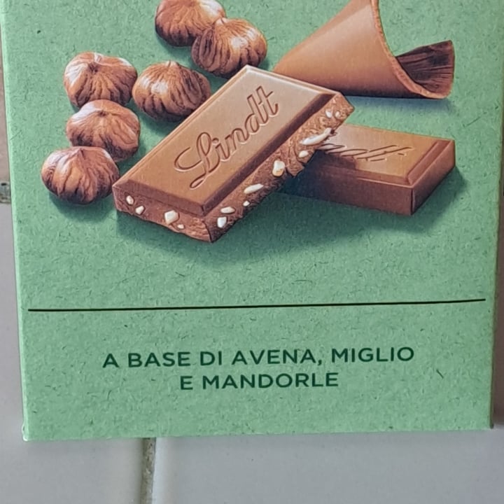 photo of Lindt cioccolato latte di avena e nocciole shared by @animalsright on  30 Jul 2025 - review