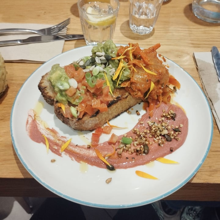 photo of EatMyTrip Brunch & Dinner Madrid Guacamole Toast shared by @thechillvegan on  17 Jan 2024 - review