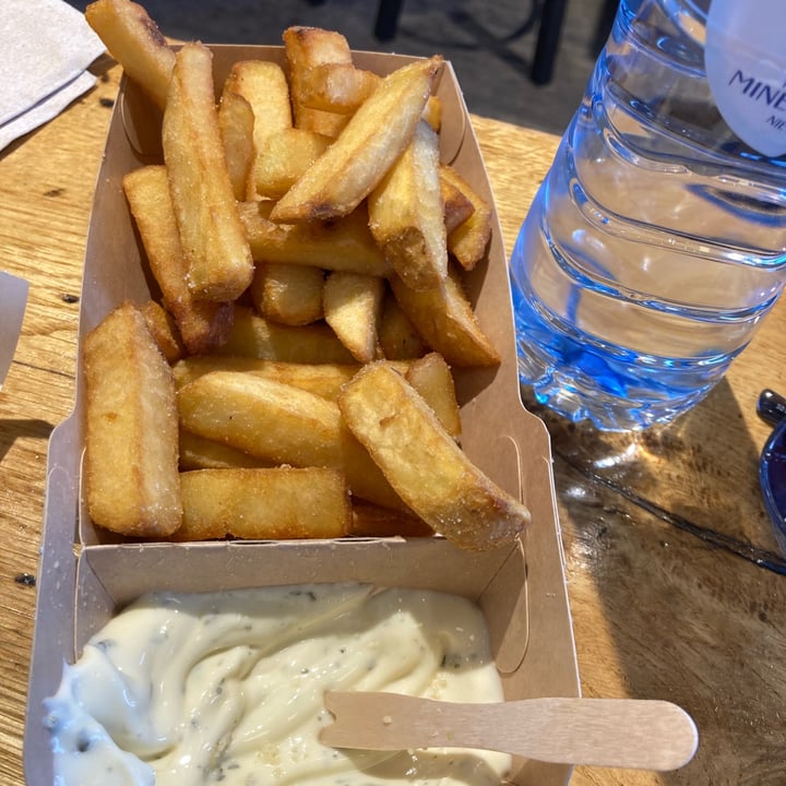 photo of MOAZ Vegan Fast Food Restaurant Fries With Garlic Sauce shared by @gorgeouspenguin81 on  31 Mar 2024 - review