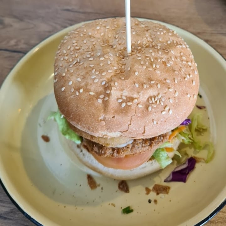 photo of Lekker Vegan Fourways Crispy Burger shared by @udeshs on  11 Apr 2024 - review