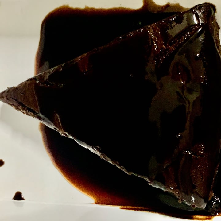 photo of Açougue vegano Brownie com Calda de Chocolate shared by @vimauro on  04 Oct 2025 - review