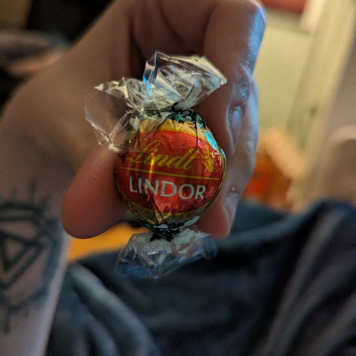photo of Lindt Lindor Oatmilk Chocolate Truffles shared by @kornclown7 on  02 Feb 2024 - review