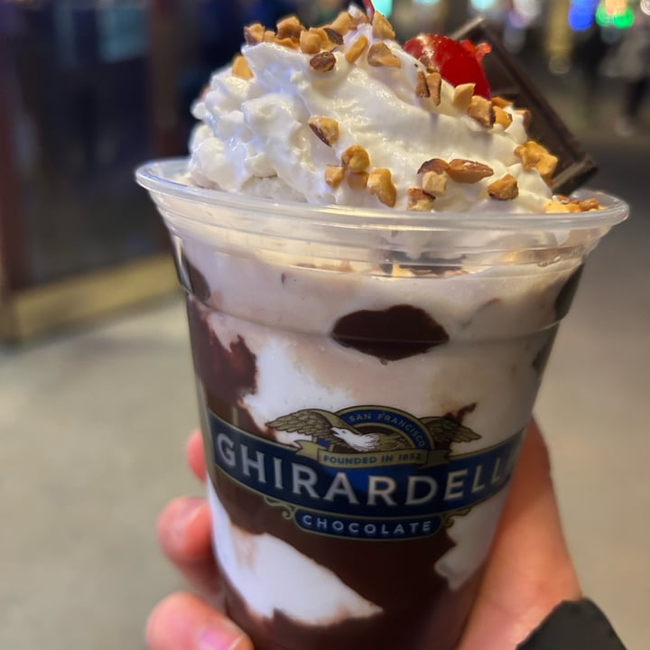 photo of Ghirardelli Soda Fountain and Chocolate Shop Non dairy Hot Fudge Sundae shared by @samanthab3 on  20 Dec 2023 - review