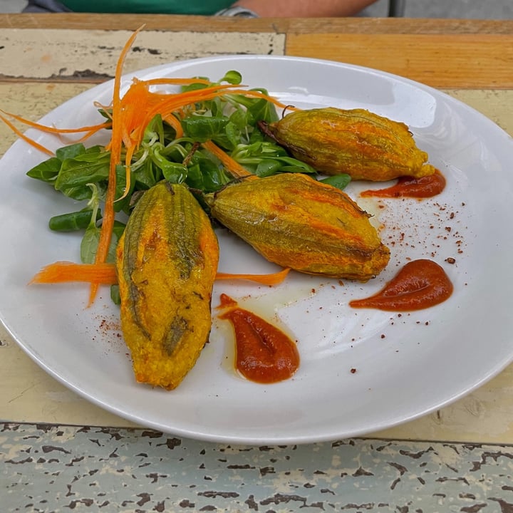 photo of L'Orto già Salsamentario - Vegan & raw food Fiori di zucchina ripieni di tofu shared by @clxolao on  26 Sep 2023 - review