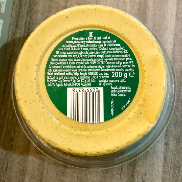 photo of Vemondo Hummus con ceci, sesamo, cocco, curry shared by @irene80 on  09 Oct 2025 - review