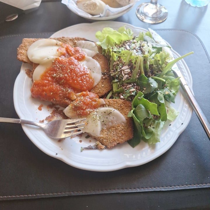 photo of Howard Johnson Resort Pilar berenejena napolitana con ensalada shared by @vaninadls on  22 Sep 2025 - review