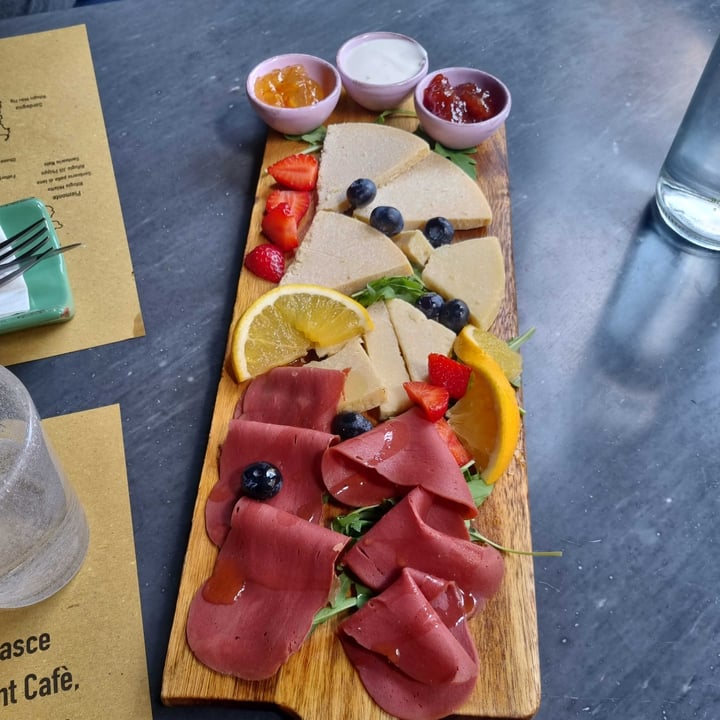 photo of Buddy Italian Restaurant Cafè Tagliere di formaggi con salse shared by @laboratoriodomestico on  20 Aug 2023 - review