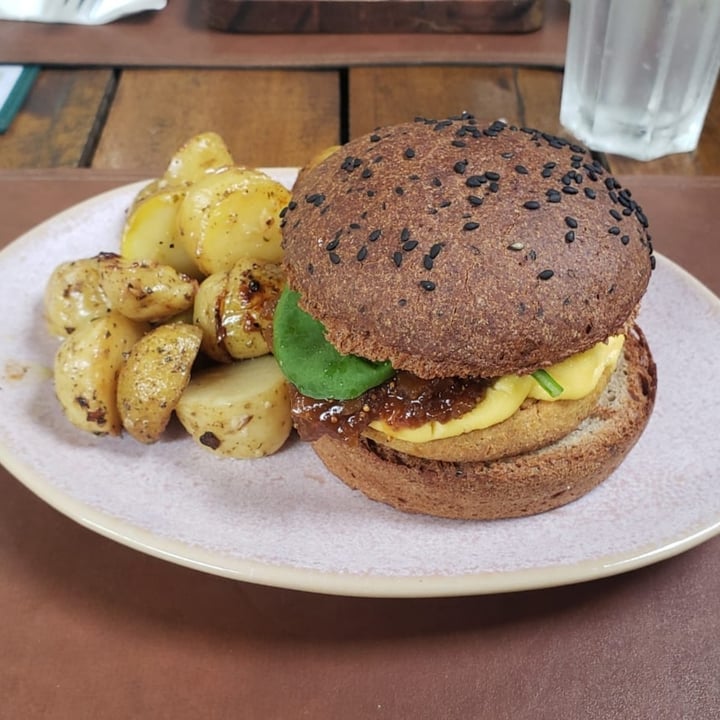 photo of Casa RAW Cheeseburger com batatas shared by @lelelarcher on  26 Apr 2024 - review