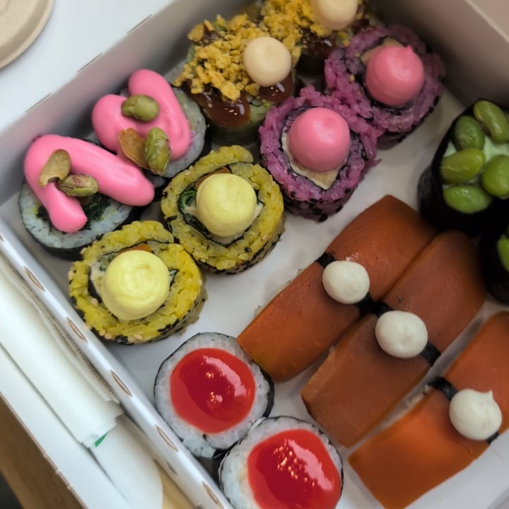 photo of EssenzaSushi Box Medium 16 Pezzi Rainbow shared by @leti-99 on  29 Apr 2025 - review