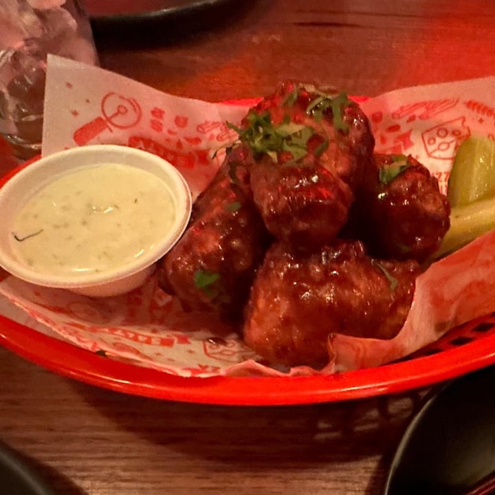 photo of Red Sparrow Pizza Not Wings, BBQ Chick’n, and Cheessburger shared by @vegandelish on  02 Jul 2024 - review