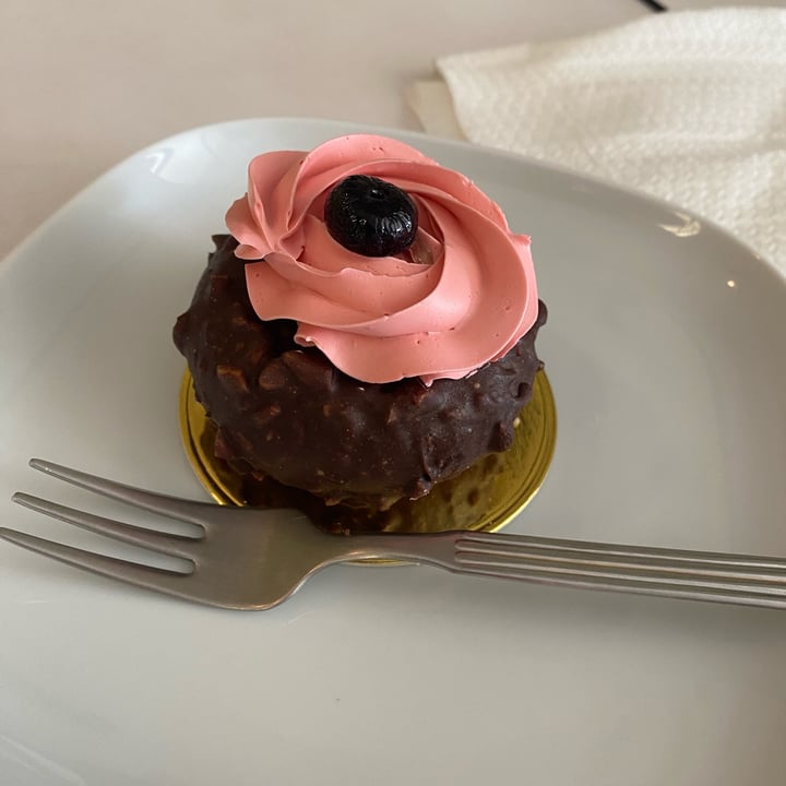 photo of VickedGood - Vegan Bakery Magnum Berry Mini Cake shared by @snowman on  19 Jun 2025 - review