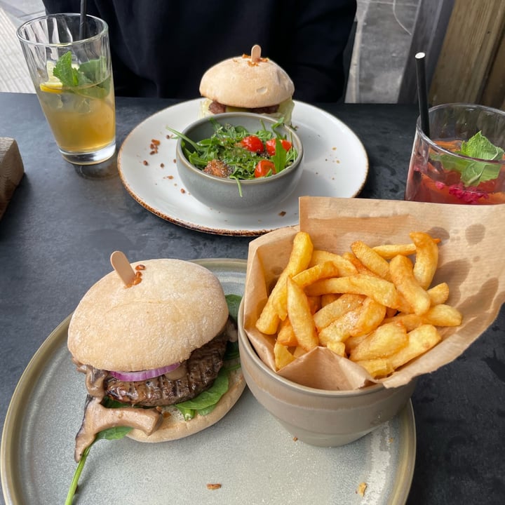 photo of Ellis Gourmet Burger shiitake burger shared by @bixie-quixie on  09 May 2024 - review