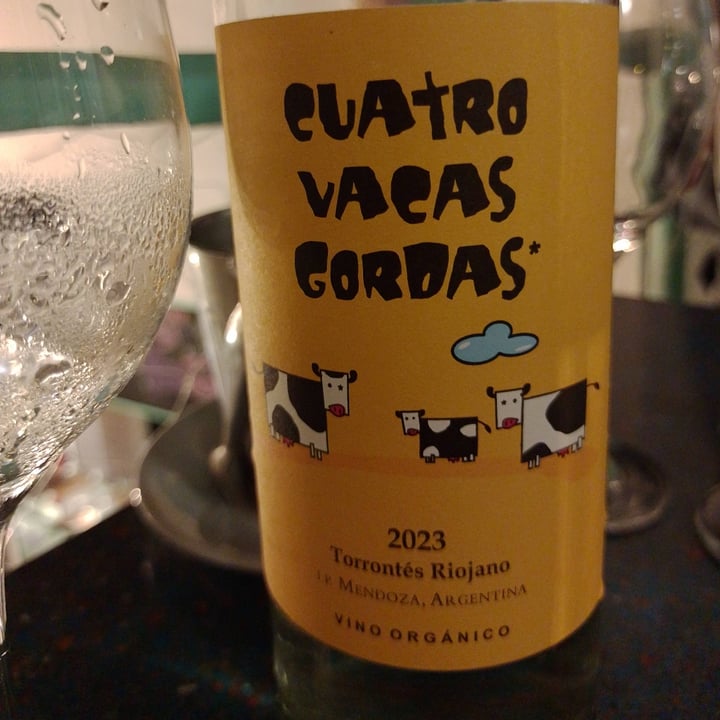 photo of Cuatro Vacas Gordas Vino Torrontés Orgánico. Vegano shared by @azulnaranja on  09 Dec 2023 - review
