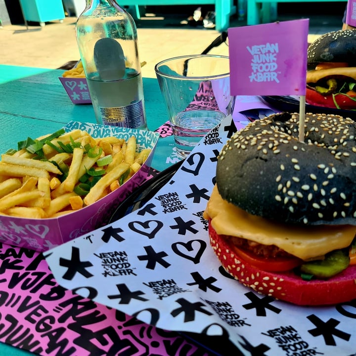 photo of Vegan junk food bar Rotterdam Cruelty free burger shared by @gabrielaadina on  25 Sep 2023 - review