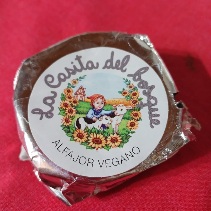 photo of La casita del bosque alfajor vegano de chocolate y frutos rojos shared by @rominacon on  01 Apr 2024 - review