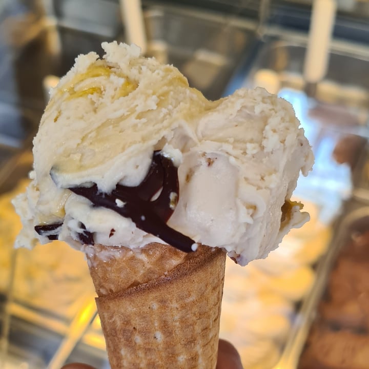 photo of Gelato Giusto arachide caramello salato e cioccolato + vaniglia fichi e noci shared by @arip30 on  07 Oct 2023 - review