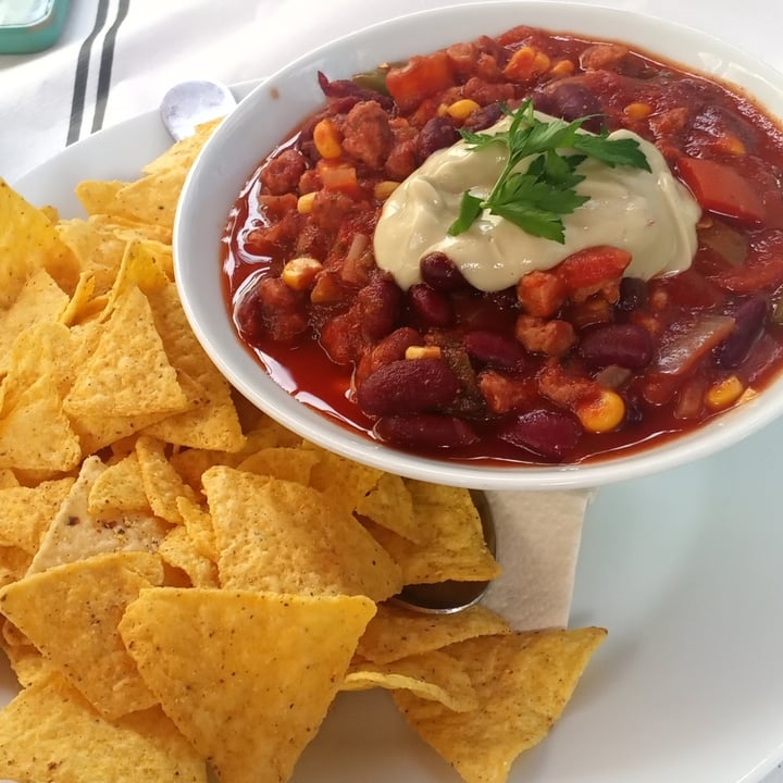 photo of Café Madrigal Chili sin Carne con nachos y mayonesa de aguacte shared by @titoherbito on  29 Oct 2023 - review