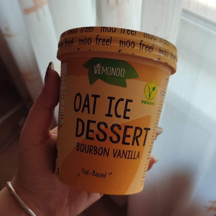 photo of Vemondo Oat ice cream vanilla shared by @flouredfingers on  17 Apr 2024 - review