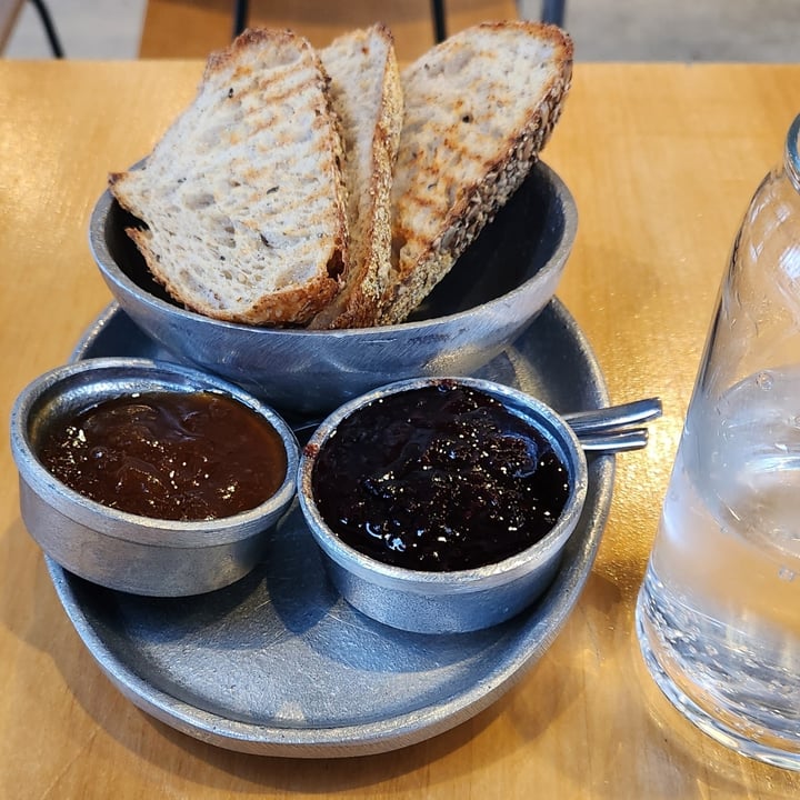 photo of Llama Coffee Roasters tostadas con mermeladas shared by @ines1989 on  02 Aug 2025 - review