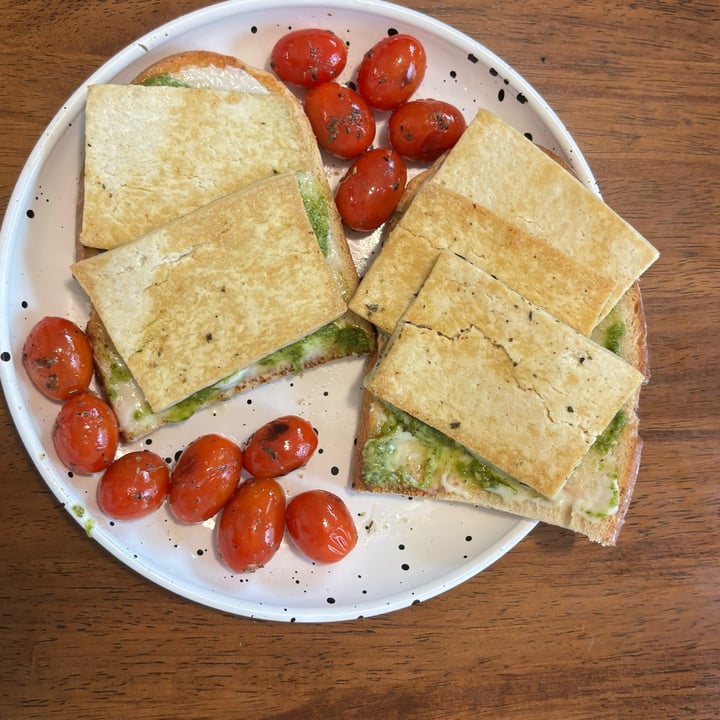 photo of H-E-B H-E-B Deli Plant Based Pesto Sauce shared by @elenaguijarro on  24 Jun 2024 - review