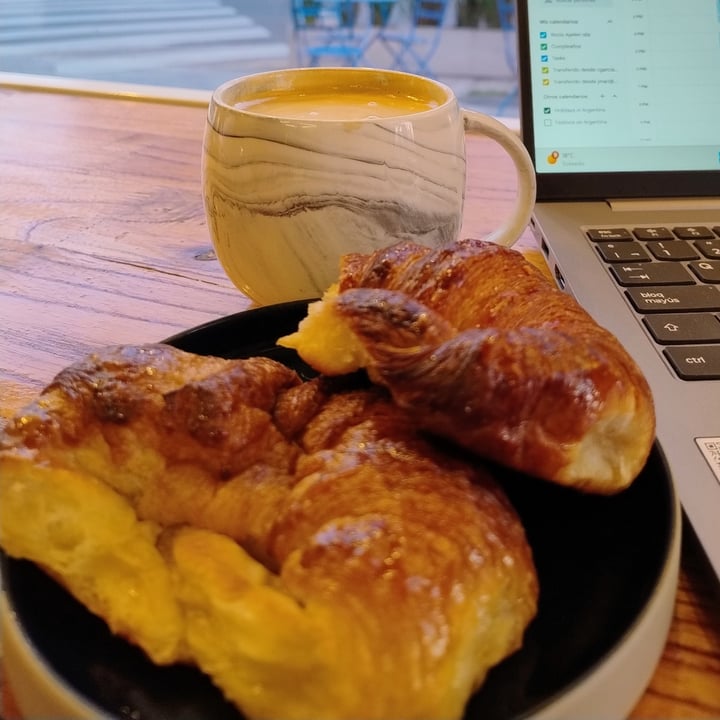 photo of Britos Cafè Especial Medialuna Vegan shared by @rocioroom on  05 Oct 2025 - review