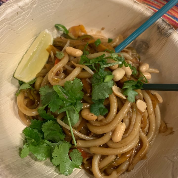 photo of Romeow Cat Bistrot udon goreng - noodles di verdure con arachidi e salsa sambal oelek shared by @bebibi on  04 Mar 2024 - review