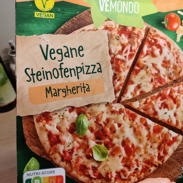 photo of Vemondo  vegane steinofenpizza Margherita mit feinstem veganen schmelz shared by @realsustainablelife on  17 Nov 2023 - review