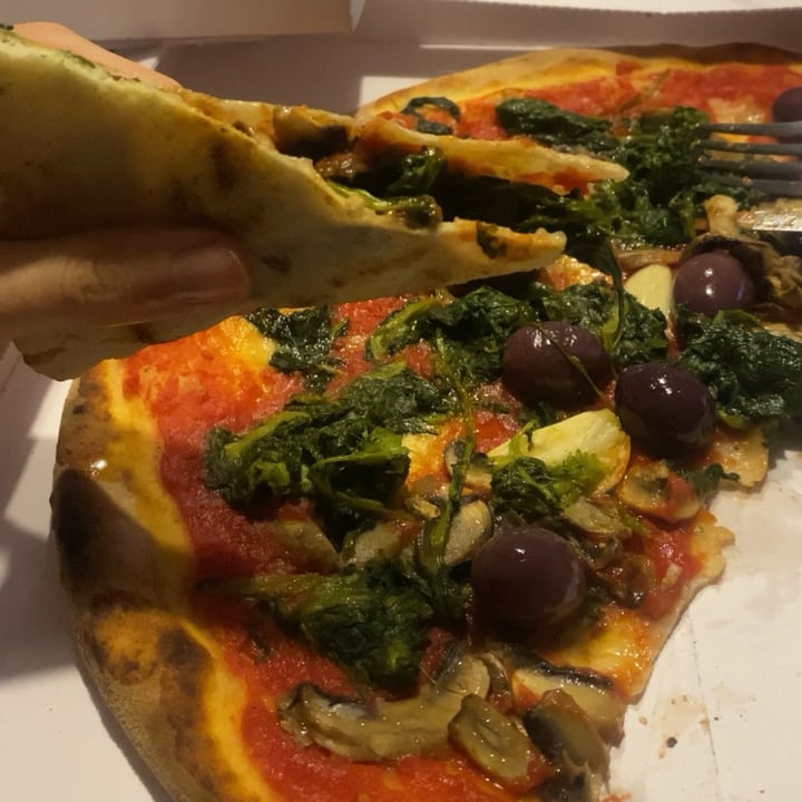 photo of Pizzeria da Michele Pizza Marinara Con Cime Di Rapa, Funghi E Olive shared by @gretademarchi on  24 May 2025 - review
