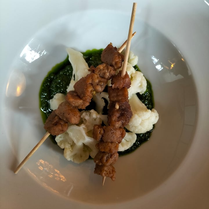 photo of L'OV Osteria Vegetariana Arrosticini di soia con cavolfiori al limone e salsa verde shared by @greendashy on  08 Jul 2024 - review