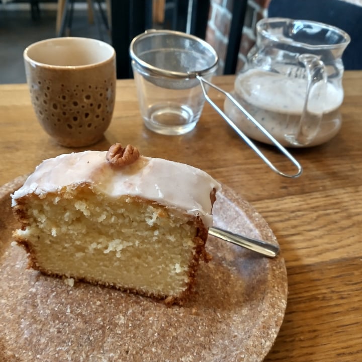 photo of SZKLARNIA kawa książki kwiaty Orange Cake And Chai Latte shared by @kamerplant on  03 Jan 2024 - review