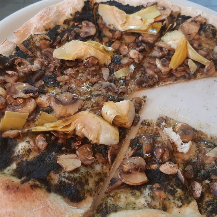 photo of The Butterfly Garden pizza con ortiche carciofi e funghi shared by @schid on  28 Aug 2023 - review