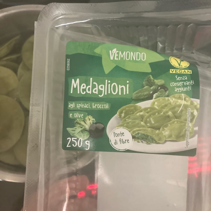 photo of Vemondo Medaglioni Agli Spinaci, Broccoli E Olive shared by @vegvaleria on  11 Jan 2024 - review