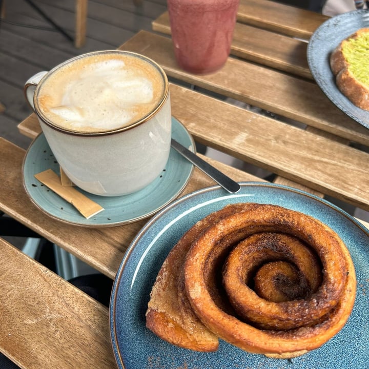 photo of Deja Brew Cinnamon Rolls shared by @eleonorasoricaroyoga on  20 May 2024 - review