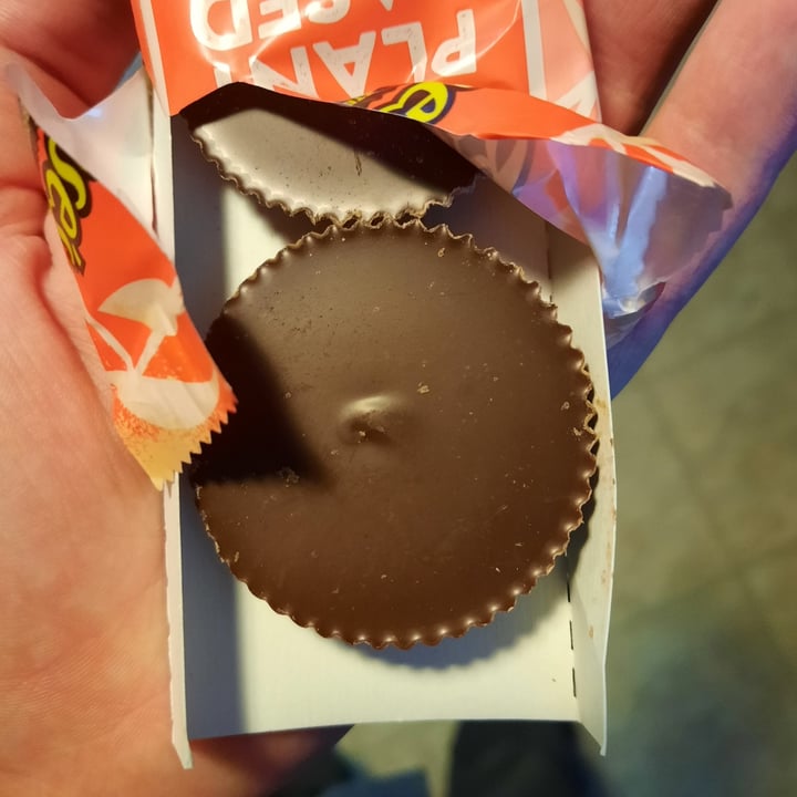 photo of Reese's Plant Based Peanut Butter Cups shared by @anonvegan on  04 Sep 2023 - review