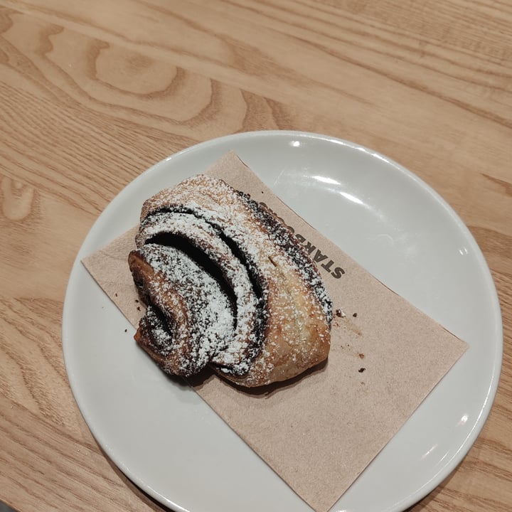 photo of Starbucks Porta di Roma Sfogliatella Al Cioccolato shared by @elevegansoul on  19 Jun 2025 - review