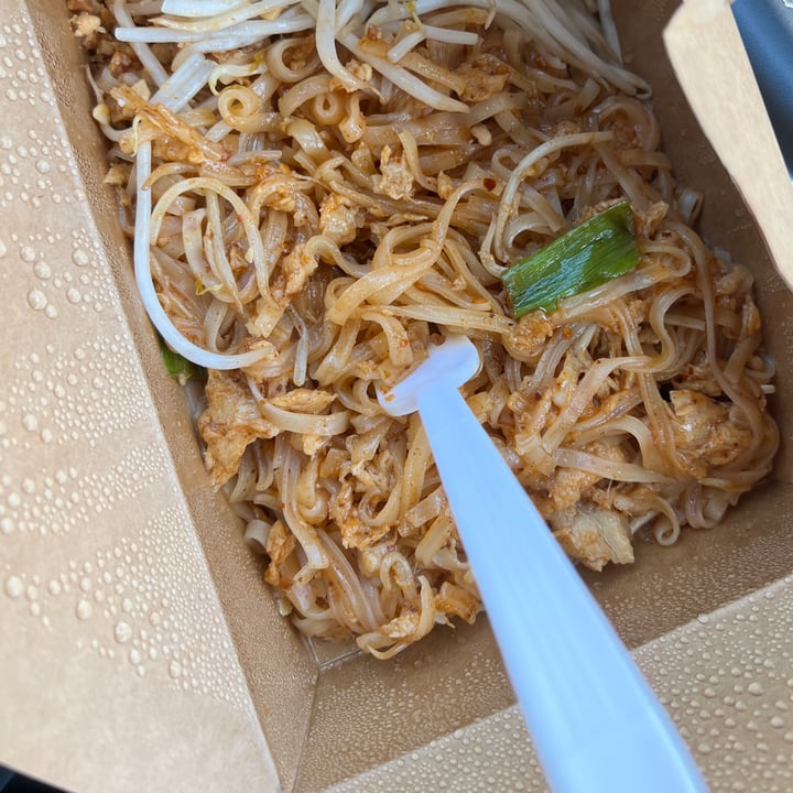 photo of Vegan Nova pad thai with soy chicken shared by @vegangumshoe on  01 Sep 2023 - review