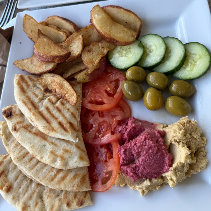 photo of Café Culturel de la Pointe hummus plater shared by @manjugarg on  05 Oct 2025 - review