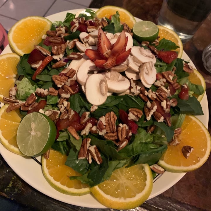 photo of La Biznaga Arte y Café Ensalada de frutas y espicaca shared by @happycoconut2004 on  18 Jan 2025 - review