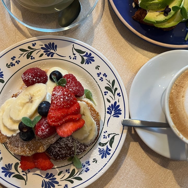 photo of Cìciri Pancakes con Yogurt A Scelta, Frutta Fresca e Sciroppo D'acero shared by @vulcanoattivo on  08 May 2024 - review