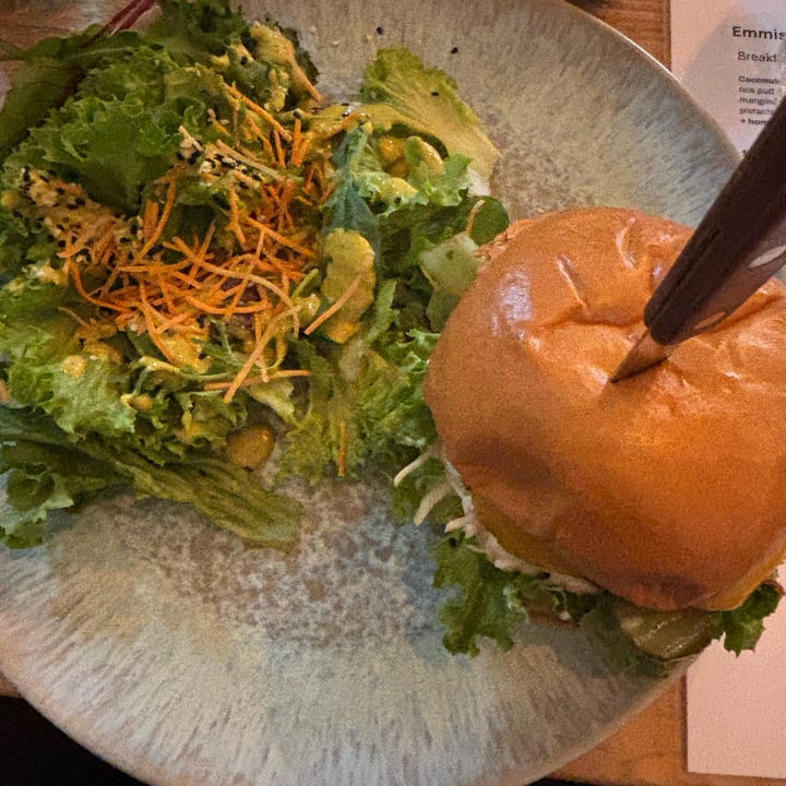 photo of Emmi's Kitchen Glockenbachviertel Beyond Cheese Burger shared by @perlemammemucche on  09 Oct 2025 - review
