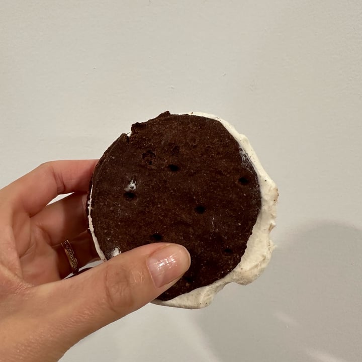 photo of Snö Cookies & Cream Frozen Dessert Sandwiches shared by @nanepessoa on  01 Apr 2024 - review